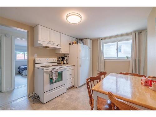 98 Sullivan Avenue, Thorold, ON - Indoor Photo Showing Kitchen