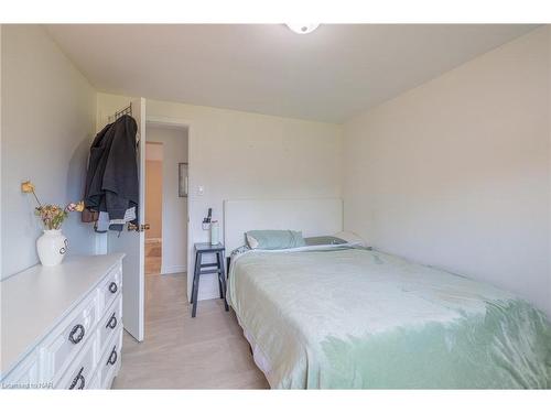 98 Sullivan Avenue, Thorold, ON - Indoor Photo Showing Bedroom