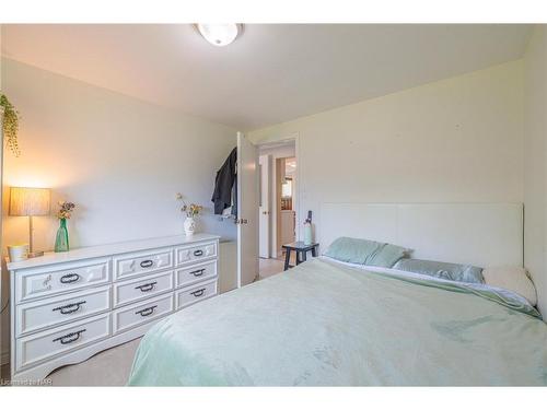 98 Sullivan Avenue, Thorold, ON - Indoor Photo Showing Bedroom