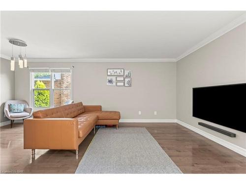 66 Elderwood Drive, St. Catharines, ON - Indoor Photo Showing Living Room