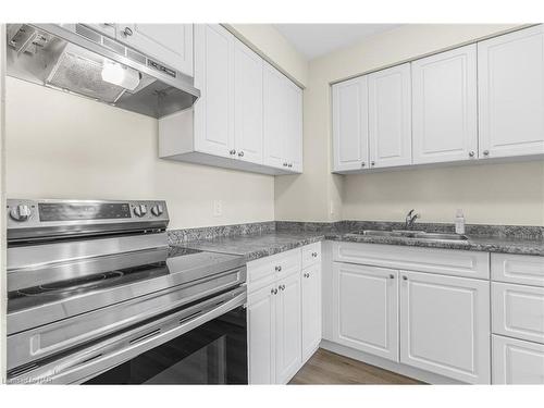 30-286 Cushman Road, St. Catharines, ON - Indoor Photo Showing Kitchen With Double Sink