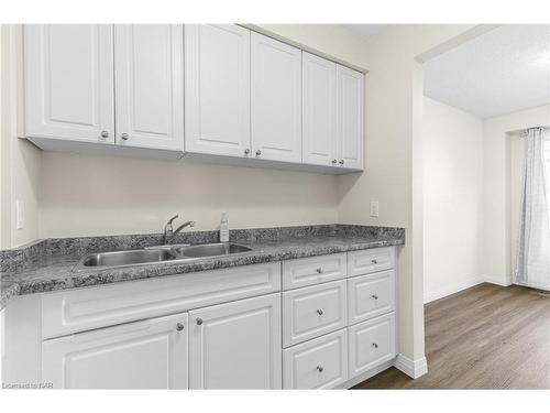 30-286 Cushman Road, St. Catharines, ON - Indoor Photo Showing Kitchen With Double Sink