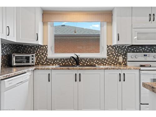 1 Joanna Drive, St. Catharines, ON - Indoor Photo Showing Kitchen