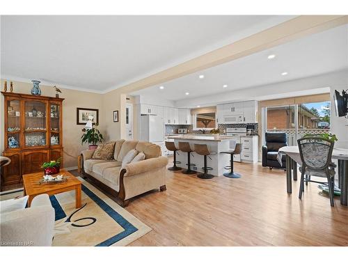 1 Joanna Drive, St. Catharines, ON - Indoor Photo Showing Living Room