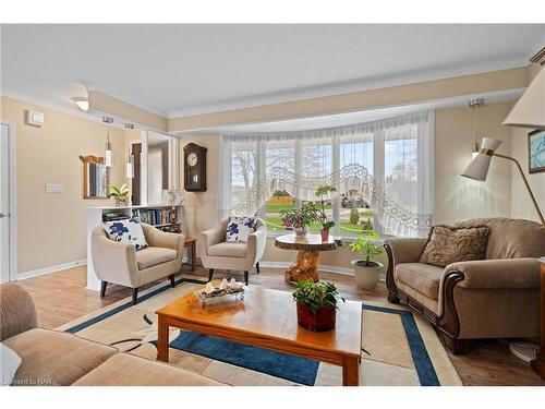 1 Joanna Drive, St. Catharines, ON - Indoor Photo Showing Living Room