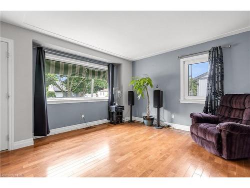 4 Rodger Street, St. Catharines, ON - Indoor Photo Showing Living Room