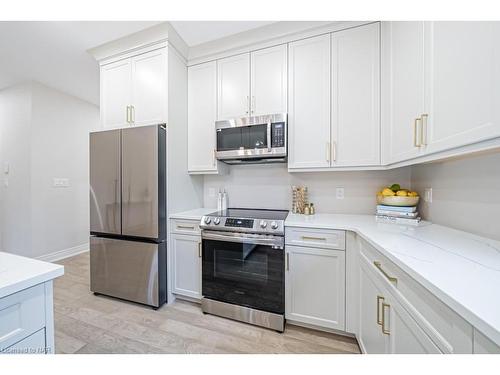 503 Royal Ridge Drive, Fort Erie, ON - Indoor Photo Showing Kitchen