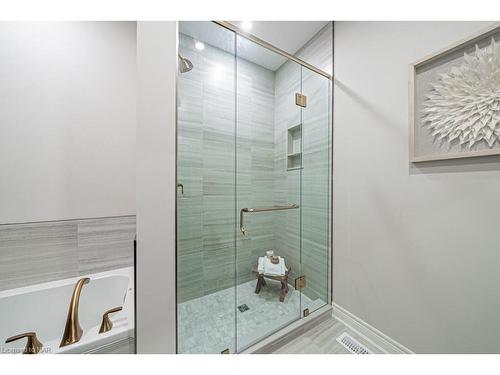 503 Royal Ridge Drive, Fort Erie, ON - Indoor Photo Showing Bathroom