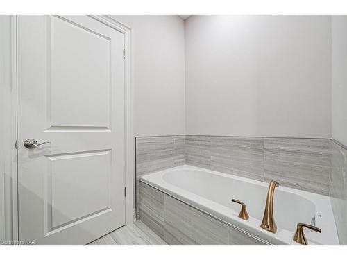 503 Royal Ridge Drive, Fort Erie, ON - Indoor Photo Showing Bathroom