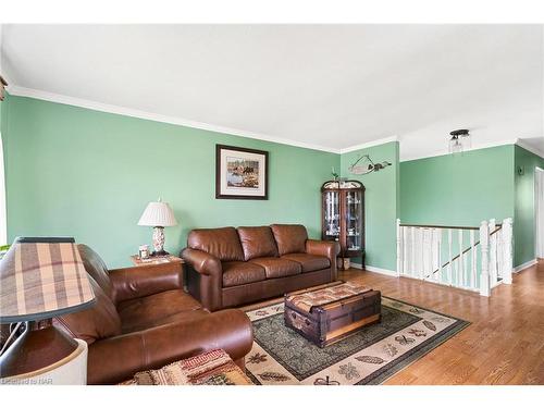 11 Queenston Boulevard, Fort Erie, ON - Indoor Photo Showing Living Room