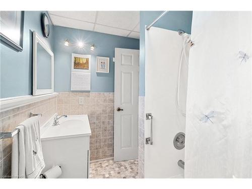 11 Queenston Boulevard, Fort Erie, ON - Indoor Photo Showing Bathroom