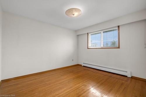 5542 Emery Street, Niagara Falls, ON - Indoor Photo Showing Other Room