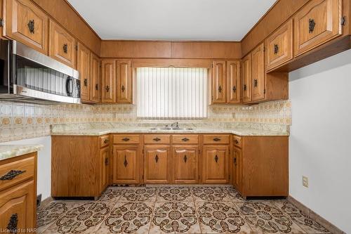 5542 Emery Street, Niagara Falls, ON - Indoor Photo Showing Kitchen