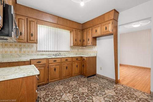 5542 Emery Street, Niagara Falls, ON - Indoor Photo Showing Kitchen With Double Sink