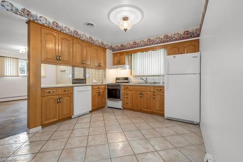 5542 Emery Street, Niagara Falls, ON - Indoor Photo Showing Kitchen