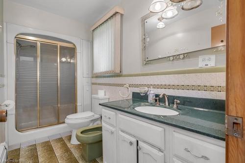 5542 Emery Street, Niagara Falls, ON - Indoor Photo Showing Bathroom