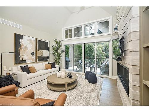 18-190 Canboro Road, Fonthill, ON - Indoor Photo Showing Living Room