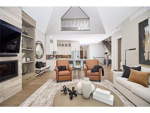 18-190 Canboro Road, Fonthill, ON - Indoor Photo Showing Living Room