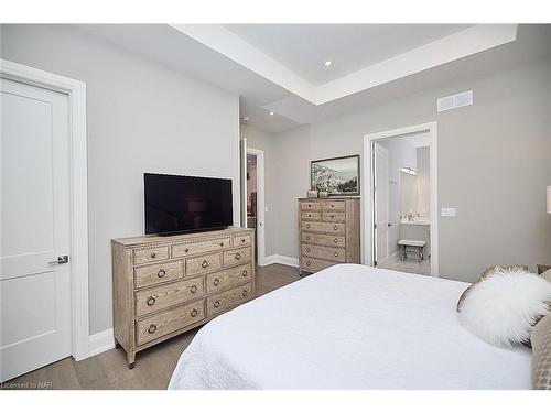 18-190 Canboro Road, Fonthill, ON - Indoor Photo Showing Bedroom