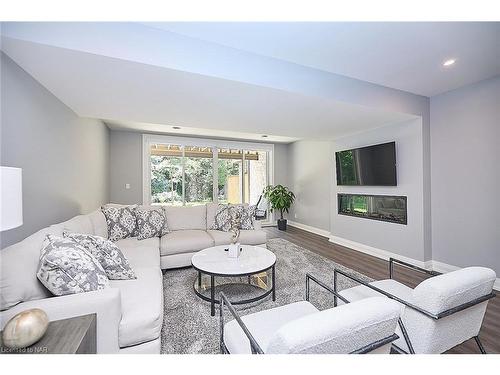 18-190 Canboro Road, Fonthill, ON - Indoor Photo Showing Living Room