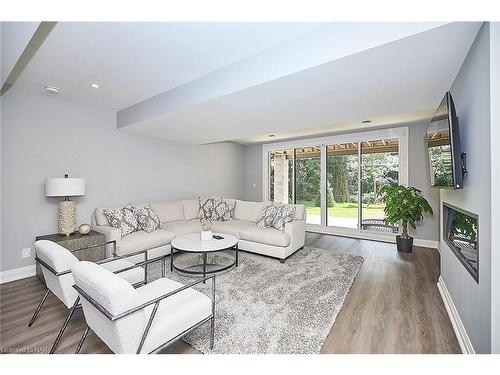 18-190 Canboro Road, Fonthill, ON - Indoor Photo Showing Living Room With Fireplace