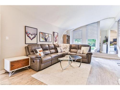 2793 Mercury Avenue, Niagara Falls, ON - Indoor Photo Showing Living Room