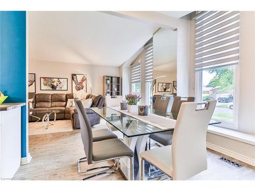 2793 Mercury Avenue, Niagara Falls, ON - Indoor Photo Showing Dining Room