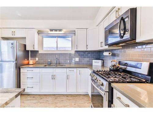 2793 Mercury Avenue, Niagara Falls, ON - Indoor Photo Showing Kitchen With Double Sink