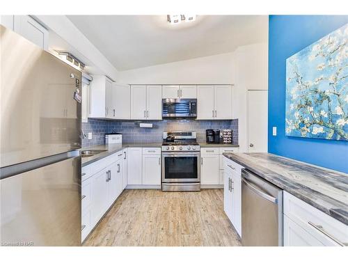 2793 Mercury Avenue, Niagara Falls, ON - Indoor Photo Showing Kitchen