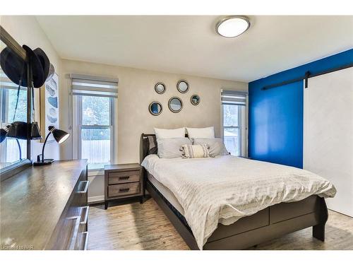 2793 Mercury Avenue, Niagara Falls, ON - Indoor Photo Showing Bedroom