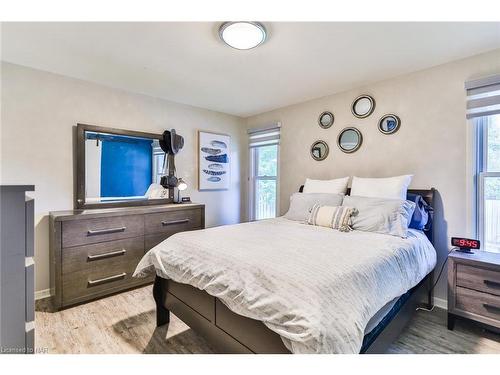 2793 Mercury Avenue, Niagara Falls, ON - Indoor Photo Showing Bedroom