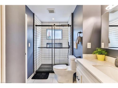 2793 Mercury Avenue, Niagara Falls, ON - Indoor Photo Showing Bathroom