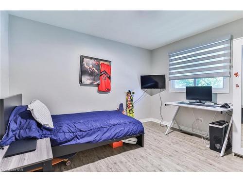 2793 Mercury Avenue, Niagara Falls, ON - Indoor Photo Showing Bedroom