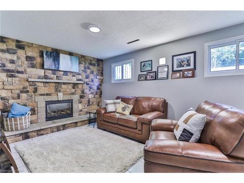 2793 Mercury Avenue, Niagara Falls, ON - Indoor Photo Showing Living Room With Fireplace