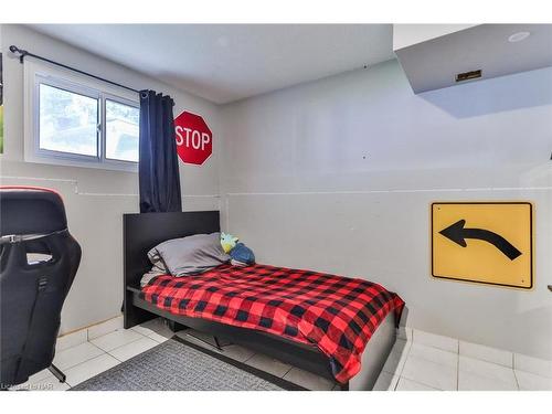 2793 Mercury Avenue, Niagara Falls, ON - Indoor Photo Showing Bedroom