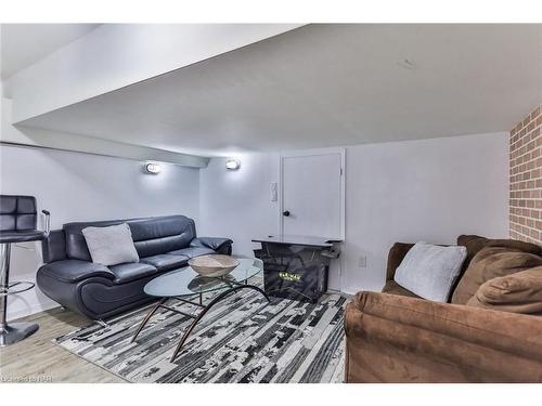 2793 Mercury Avenue, Niagara Falls, ON - Indoor Photo Showing Living Room