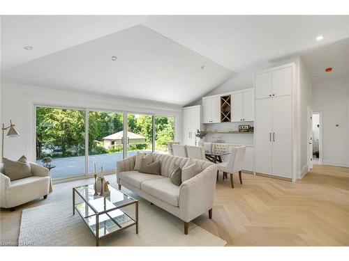 489 Regent Street, Niagara-On-The-Lake, ON - Indoor Photo Showing Living Room