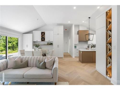 489 Regent Street, Niagara-On-The-Lake, ON - Indoor Photo Showing Living Room