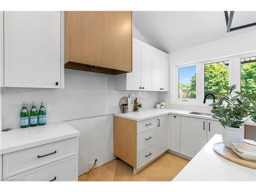 489 Regent Street, Niagara-On-The-Lake, ON - Indoor Photo Showing Kitchen