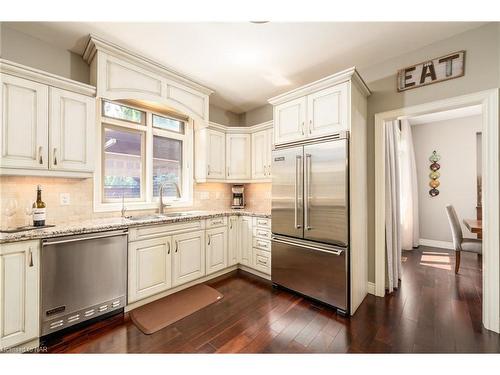 22 Red Haven Drive, Niagara-On-The-Lake, ON - Indoor Photo Showing Kitchen With Upgraded Kitchen