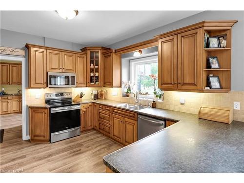 3869 19Th Street, Jordan, ON - Indoor Photo Showing Kitchen With Double Sink