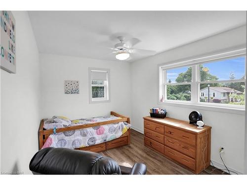 3869 19Th Street, Jordan, ON - Indoor Photo Showing Bedroom