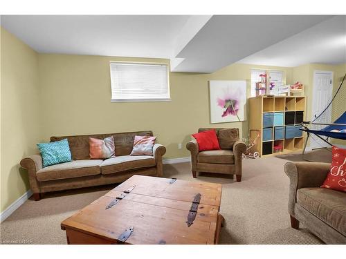 3869 19Th Street, Jordan, ON - Indoor Photo Showing Living Room