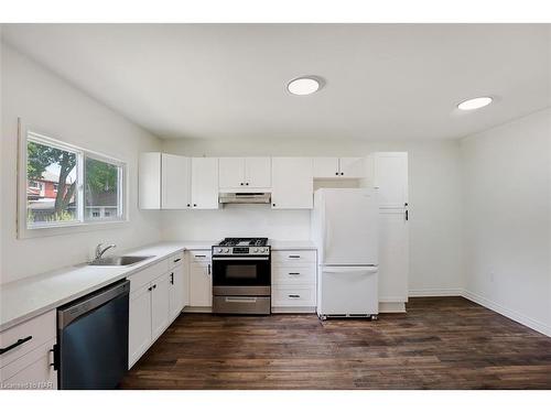 20 Randolph Street, Welland, ON - Indoor Photo Showing Kitchen