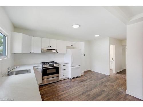 20 Randolph Street, Welland, ON - Indoor Photo Showing Kitchen