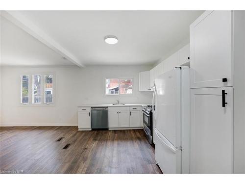 20 Randolph Street, Welland, ON - Indoor Photo Showing Kitchen