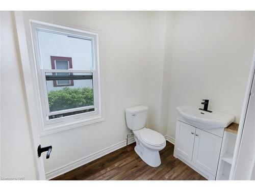 20 Randolph Street, Welland, ON - Indoor Photo Showing Bathroom