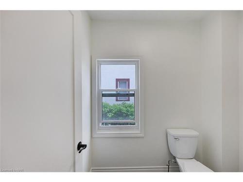 20 Randolph Street, Welland, ON - Indoor Photo Showing Bathroom