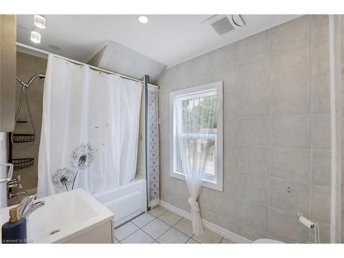 20 Randolph Street, Welland, ON - Indoor Photo Showing Bathroom