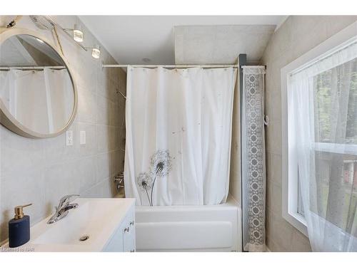 20 Randolph Street, Welland, ON - Indoor Photo Showing Bathroom